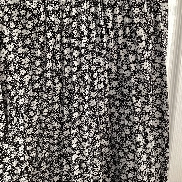 S Christina Monochrome Floral Patterned pull on skirt. Size S/M - Picture 3 of 7